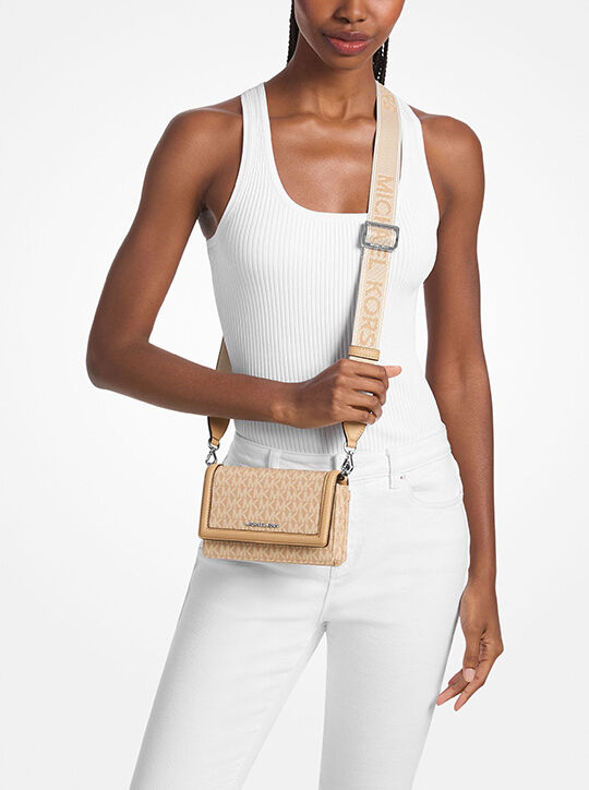 michael kors حقيبة كروسبودي صغيرة الحجم من جيت سيت، مزينة بشعار الماركة، مصنوعة من نسيج منسوج، مناسبة للهواتف الذكية