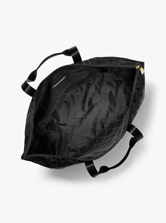 حقيبة جيت سيت كبيرة من النايلون من قماش الجاكار michael kors حقيبة جيت سيت كبيرة من النايلون من قماش الجاكار