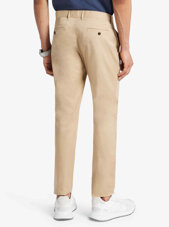 بنطال تشينو مصنوع من القطن المرن بقصة ضيقة michael kors بنطال تشينو مصنوع من القطن المرن بقصة ضيقة