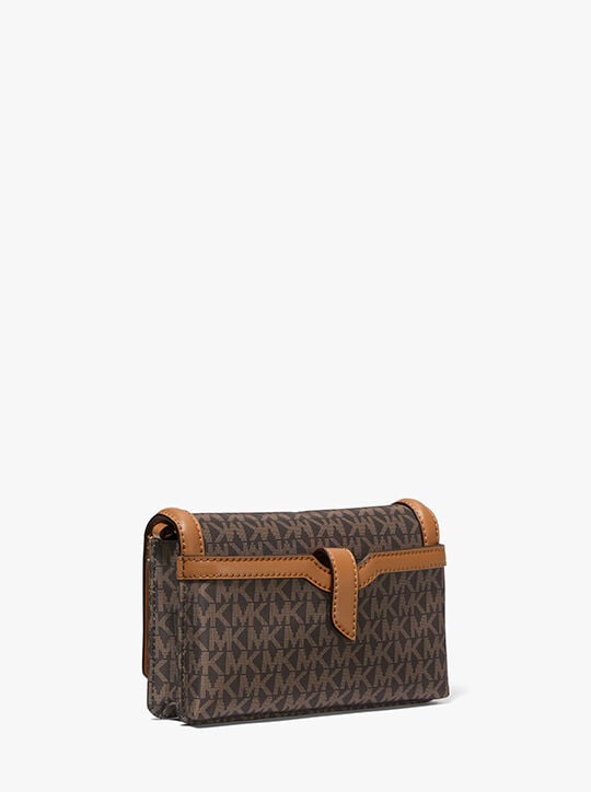 حقيبة كروسبودي جيت سيت صغيرة الحجم ، مزينة بشعار مطبوع، مصنوعة من نسيج منسوج، مناسبة للهواتف الذكية. michael kors حقيبة كروسبودي جيت سيت صغيرة الحجم ، مزينة بشعار مطبوع، مصنوعة من نسيج منسوج، مناسبة للهواتف الذكية
