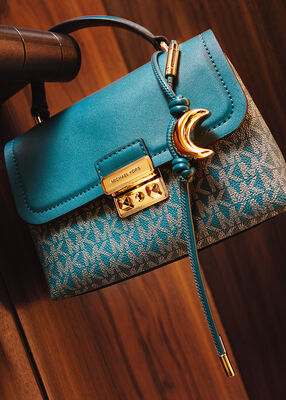 michael kors تعليقة حقيبة على شكل هلال