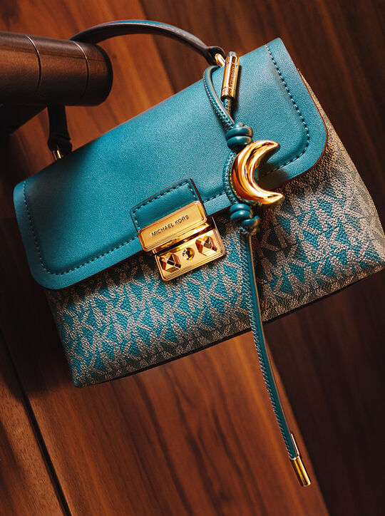 michael kors تعليقة حقيبة على شكل هلال