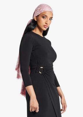 michael kors وشاح بشعار الماركة