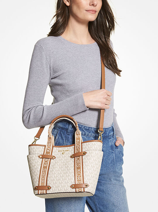 حقيبة يد ماييف صغيرة بشعار الماركة michael kors حقيبة يد ماييف صغيرة بشعار الماركة