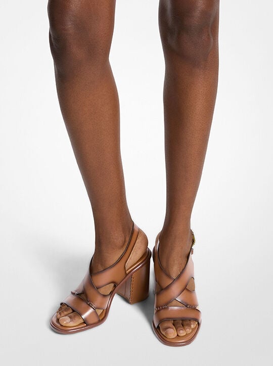 صندل بكعب عريض رافن من الجلد المصقول michael kors صندل بكعب عريض رافن من الجلد المصقول