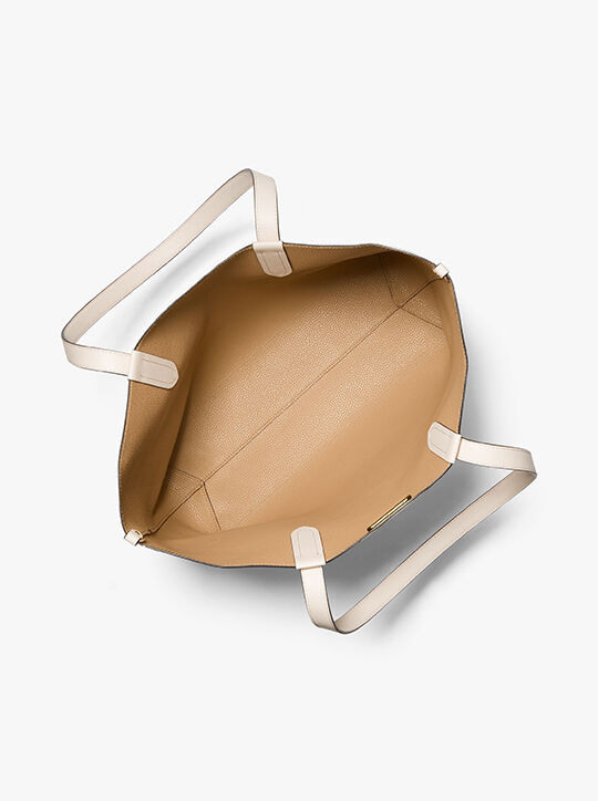 حقيبة إليزا كبيرة جدًا من الجلد المرصوف بالحصى وقابلة للعكس michael kors حقيبة إليزا كبيرة جدًا من الجلد المرصوف بالحصى وقابلة للعكس