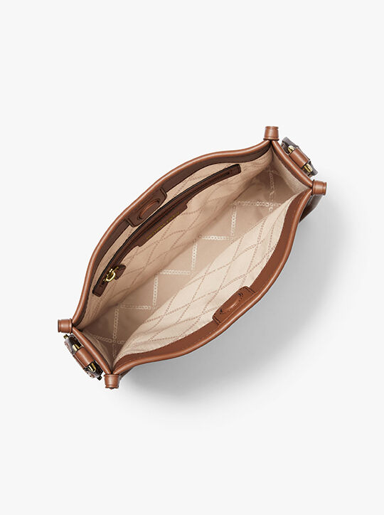 حقيبة لويزا كبيرة بشعار الماركة michael kors حقيبة لويزا كبيرة بشعار الماركة