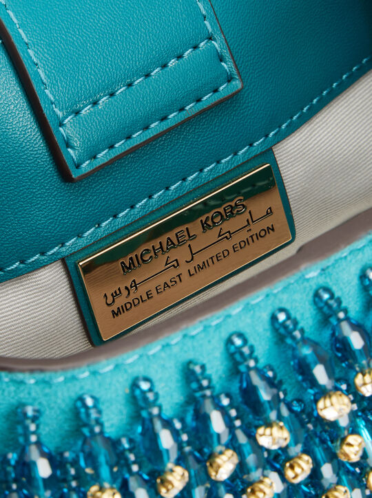 حقيبة دلو روزي من الساتان مزينة بتفاصيل دقيقة، إصدار محدود، صغيرة جدًا michael kors حقيبة دلو روزي من الساتان مزينة بتفاصيل دقيقة، إصدار محدود، صغيرة جدًا