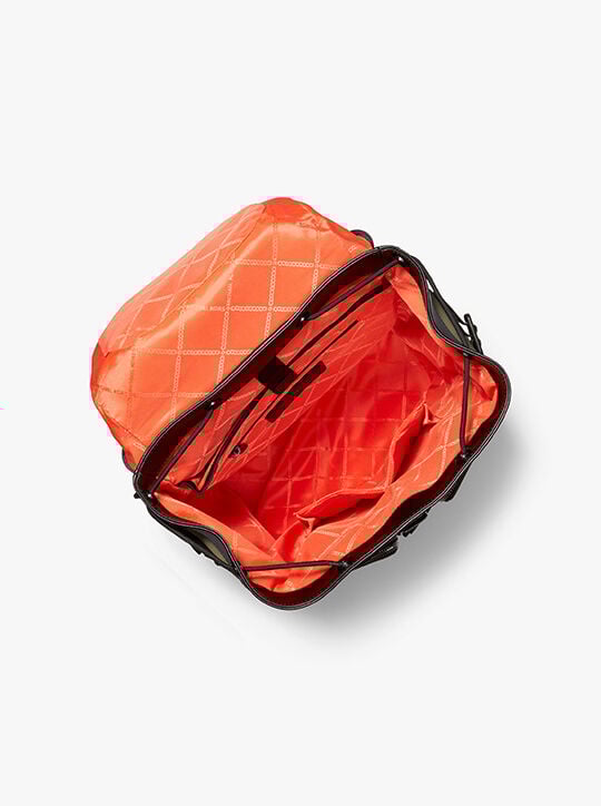 حقيبة ظهر بروكلين المصنوعة من النايلون المعاد تدويره michael kors حقيبة ظهر بروكلين المصنوعة من النايلون المعاد تدويره