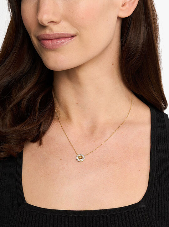 قلادة بحلية شعار الماركة مرصع من الفضة الإسترلينية المطلي بالروديوم michael kors قلادة بحلية شعار الماركة مرصع من الفضة الإسترلينية المطلي بالروديوم