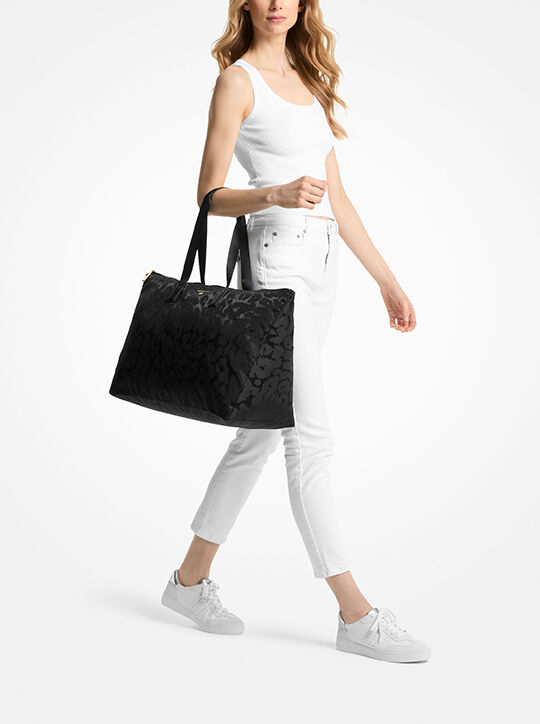 حقيبة جيت سيت كبيرة من النايلون من قماش الجاكار michael kors حقيبة جيت سيت كبيرة من النايلون من قماش الجاكار